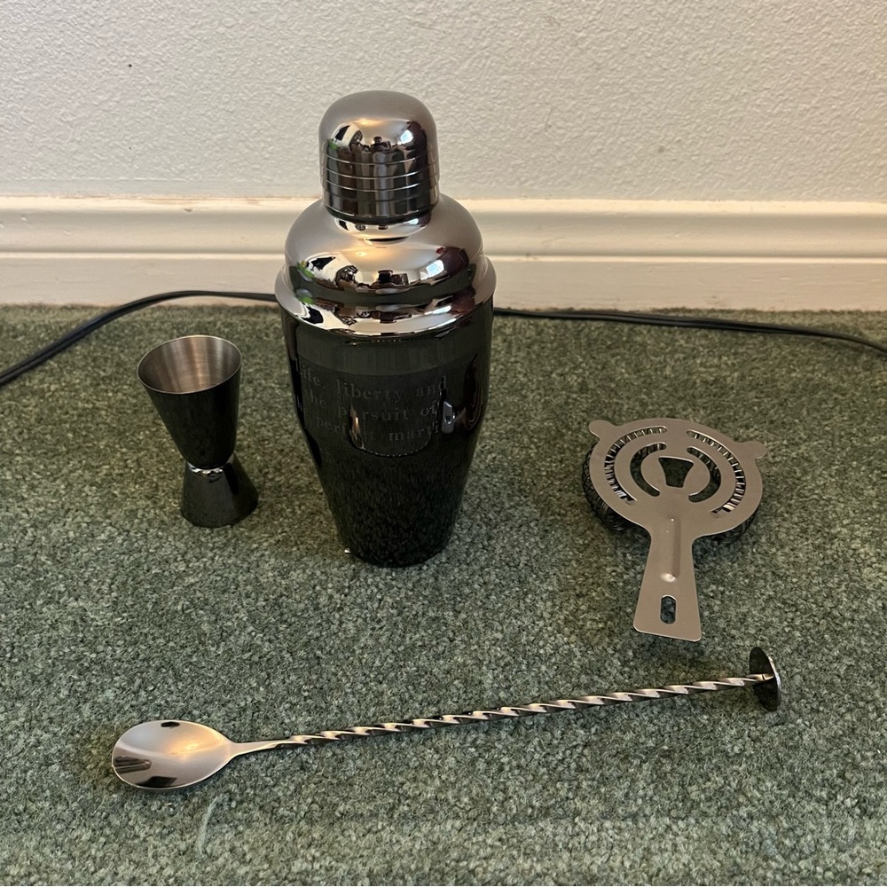 Cocktail shaker set